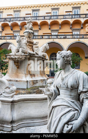 NAPLES , ITALIE LE 16/10/2016 Le cloître de San Gregorio Armeno, Naples Banque D'Images