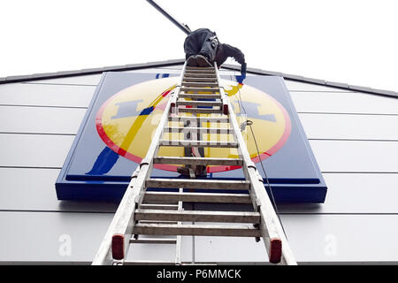 Berlin, Allemagne, la société signe de l'escompteur Lidl est fixé sur la façade d'un magasin Banque D'Images