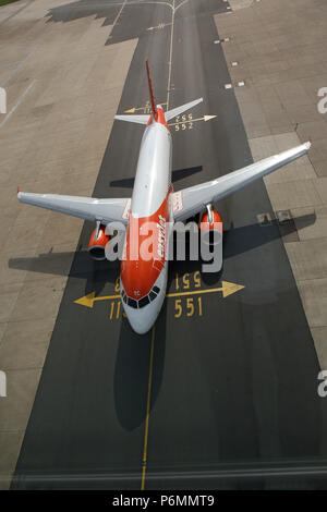 Londres, Royaume-Uni, l'Airbus A 320 de la compagnie aérienne easyJet à l'aéroport Gatwick de Londres de circulation Banque D'Images
