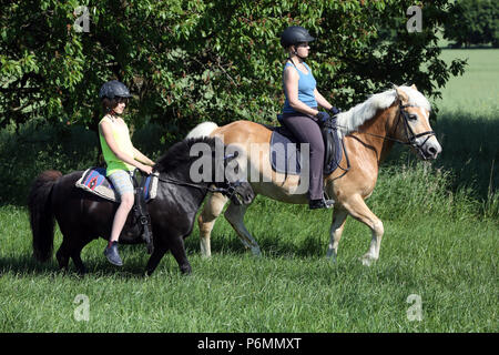 Oberoderwitz, jeunes filles faire un tour sur leurs poneys Banque D'Images