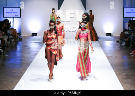 Londres, Royaume-Uni, août 2014, la maison de mode TIR a présenté sa nouvelle collection lors de la Fashion Week de Londres 2014 L'Afrique. Mariusz Goslicki/Alamy Banque D'Images