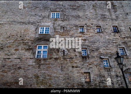 Windows sur un mur de château, Tallin, Estonie Banque D'Images