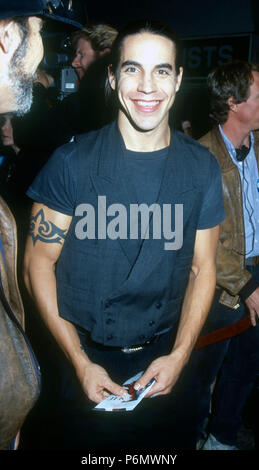 WESTWOOD, CA - le 17 décembre : la chanteuse Anthony Kiedis des Red Hot Chili Peppers assiste à la 'JFK' Westwood Création le 17 décembre 1991 au Mann Village Theater à Westwood, en Californie. Photo de Barry King/Alamy Stock Photo Banque D'Images