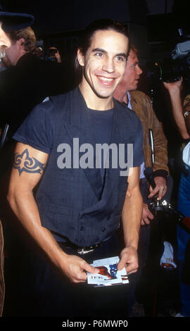 WESTWOOD, CA - le 17 décembre : la chanteuse Anthony Kiedis des Red Hot Chili Peppers assiste à la 'JFK' Westwood Création le 17 décembre 1991 au Mann Village Theater à Westwood, en Californie. Photo de Barry King/Alamy Stock Photo Banque D'Images