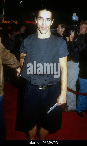 WESTWOOD, CA - le 17 décembre : la chanteuse Anthony Kiedis des Red Hot Chili Peppers assiste à la 'JFK' Westwood Création le 17 décembre 1991 au Mann Village Theater à Westwood, en Californie. Photo de Barry King/Alamy Stock Photo Banque D'Images