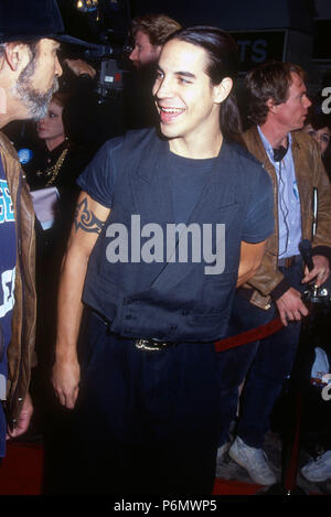 WESTWOOD, CA - le 17 décembre : la chanteuse Anthony Kiedis des Red Hot Chili Peppers assiste à la 'JFK' Westwood Création le 17 décembre 1991 au Mann Village Theater à Westwood, en Californie. Photo de Barry King/Alamy Stock Photo Banque D'Images