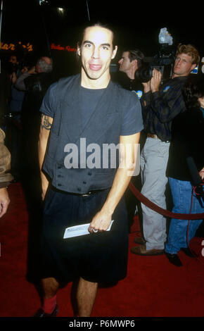 WESTWOOD, CA - le 17 décembre : la chanteuse Anthony Kiedis des Red Hot Chili Peppers assiste à la 'JFK' Westwood Création le 17 décembre 1991 au Mann Village Theater à Westwood, en Californie. Photo de Barry King/Alamy Stock Photo Banque D'Images