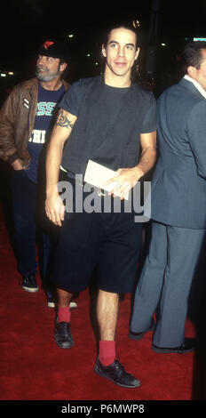 WESTWOOD, CA - le 17 décembre : la chanteuse Anthony Kiedis des Red Hot Chili Peppers assiste à la 'JFK' Westwood Création le 17 décembre 1991 au Mann Village Theater à Westwood, en Californie. Photo de Barry King/Alamy Stock Photo Banque D'Images