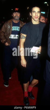 WESTWOOD, CA - le 17 décembre : la chanteuse Anthony Kiedis des Red Hot Chili Peppers assiste à la 'JFK' Westwood Création le 17 décembre 1991 au Mann Village Theater à Westwood, en Californie. Photo de Barry King/Alamy Stock Photo Banque D'Images