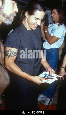 WESTWOOD, CA - le 17 décembre : la chanteuse Anthony Kiedis des Red Hot Chili Peppers assiste à la 'JFK' Westwood Création le 17 décembre 1991 au Mann Village Theater à Westwood, en Californie. Photo de Barry King/Alamy Stock Photo Banque D'Images