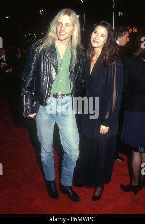 WESTWOOD, CA - 17 décembre : (L-R) Musicien Matthew Nelson et l'actrice Brooke Langton assister à la 'JFK' Westwood Création le 17 décembre 1991 au Mann Village Theater à Westwood, en Californie. Photo de Barry King/Alamy Stock Photo Banque D'Images