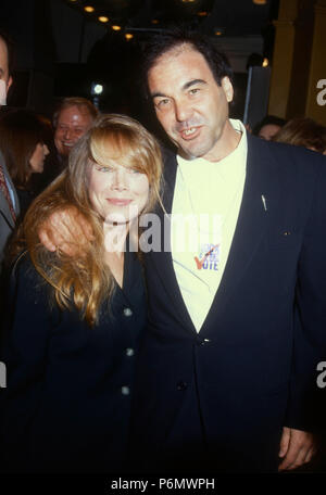 WESTWOOD, CA - 17 décembre : (L-R) L'actrice Sissy Spacek réalisateur Oliver Stone et assister à la 'JFK' Westwood Création le 17 décembre 1991 au Mann Village Theater à Westwood, en Californie. Photo de Barry King/Alamy Stock Photo Banque D'Images