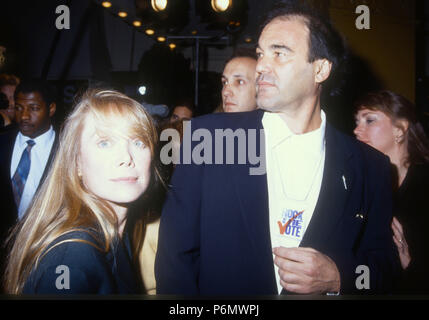 WESTWOOD, CA - 17 décembre : (L-R) L'actrice Sissy Spacek réalisateur Oliver Stone et assister à la 'JFK' Westwood Création le 17 décembre 1991 au Mann Village Theater à Westwood, en Californie. Photo de Barry King/Alamy Stock Photo Banque D'Images