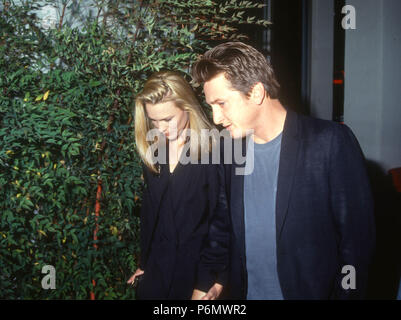 WESTWOOD, CA - 17 décembre : (L-R), actrice Robin Wright et l'acteur Sean Penn assister à la 'JFK' Westwood Création le 17 décembre 1991 au Mann Village Theater à Westwood, en Californie. Photo de Barry King/Alamy Stock Photo Banque D'Images