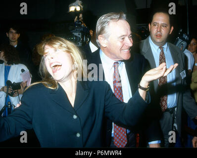 WESTWOOD, CA - 17 décembre : (L-R) Sissy Spacek actrice et l'acteur Jack Lemmon assister à la 'JFK' Westwood Création le 17 décembre 1991 au Mann Village Theater à Westwood, en Californie. Photo de Barry King/Alamy Stock Photo Banque D'Images