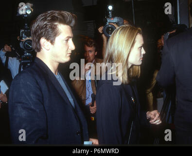 WESTWOOD, CA - 17 décembre : (L-R) Sean Penn acteur et actrice Robin Wright assister à la 'JFK' Westwood Création le 17 décembre 1991 au Mann Village Theater à Westwood, en Californie. Photo de Barry King/Alamy Stock Photo Banque D'Images