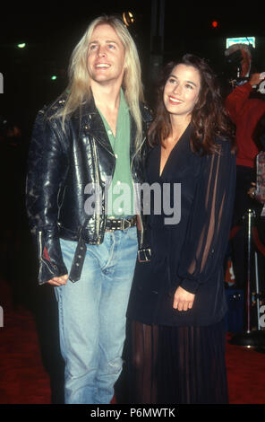 WESTWOOD, CA - 17 décembre : (L-R) Musicien Matthew Nelson et l'actrice Brooke Langton assister à la 'JFK' Westwood Création le 17 décembre 1991 au Mann Village Theater à Westwood, en Californie. Photo de Barry King/Alamy Stock Photo Banque D'Images