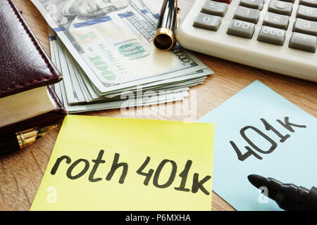 Deux memo stick roth 401k sur un bureau. La retraite. Banque D'Images