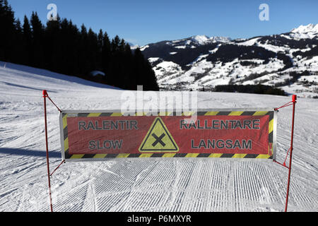 Alpes françaises. Les skieurs lents signe. Une piste de ski. Saint-Gervais. La France. Banque D'Images