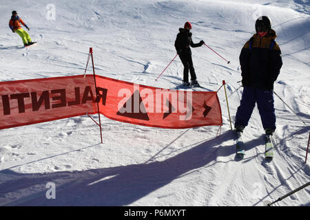 Alpes françaises. Les skieurs lents signe. Une piste de ski. Saint-Gervais. La France. Banque D'Images