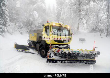 Route de montagne en hiver. Déneigement le déneigement de la route. Saint-Gervais. La France. Banque D'Images