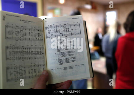 Service protestant. Alleluia : Christian louer et adorer Songbook. De Cluses. La France. Banque D'Images