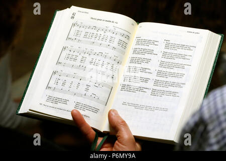 Service protestant. Alleluia : Christian louer et adorer Songbook. De Cluses. La France. Banque D'Images