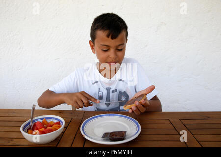 Garçon de 11 ans ayant le petit déjeuner à Lecce, en Italie. Banque D'Images