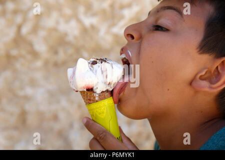 Garçon de 11 ans de manger une glace dans le Salento, Italie. Banque D'Images