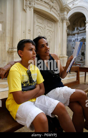 La mère et le fils de visiter une église dans le Salento, en Italie. Banque D'Images