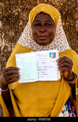 Membre d'une coopérative de femmes en matière de microfinance en montrant son livret d'épargne dans le nord du Togo. Banque D'Images