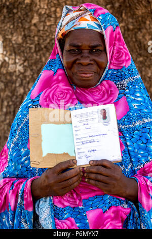 Membre d'une coopérative de femmes en matière de microfinance en montrant son livret d'épargne dans le nord du Togo. Banque D'Images