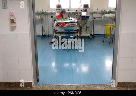 Tam Duc cardiologie Hôpital. Enfant vietnamien souffrant de maladies du cœur. Unité de soins intensifs. Ho Chi Minh Ville. Le Vietnam. Banque D'Images