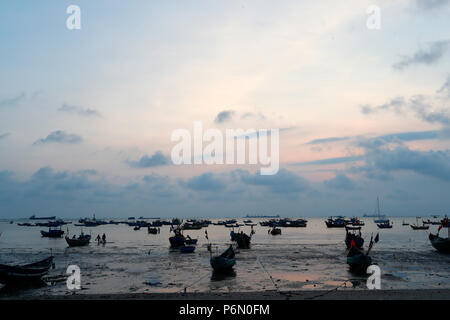 Hang Dua Bay, des bateaux de pêche. Notre annuaire d'entreprises. Le Vietnam. Banque D'Images