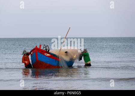 Hang Dua Bay, bateau de pêche en arrivant sur la plage. Notre annuaire d'entreprises. Le Vietnam. Banque D'Images