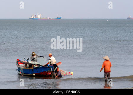 Hang Dua Bay, bateau de pêche en arrivant sur la plage. Notre annuaire d'entreprises. Le Vietnam. Banque D'Images