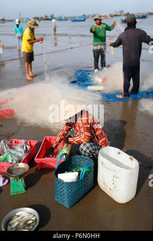 Filet de pêche Les pêcheurs de la préparation. Notre annuaire d'entreprises. Le Vietnam. Banque D'Images