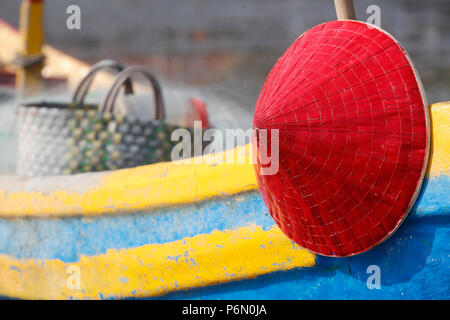 Bateau de pêche avec Red Hat. Notre annuaire d'entreprises. Le Vietnam. Banque D'Images