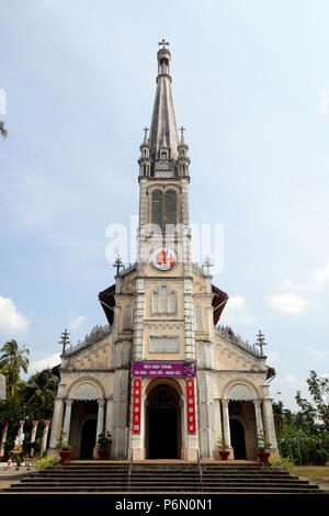 Construit en 1932, le Cai Be Église catholique a le plus haut clocher de la province de Tien Giang. Cai Be. Le Vietnam. Banque D'Images