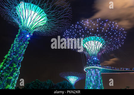 Singapour - Jun 22, 2018 : Super Tree Grove structures végétales dans le jardin près de la baie de Singapour Le centre-ville après le coucher du soleil pour une lumière allumée et la musique Banque D'Images