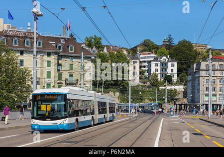 Zurich, Suisse - 30 juin 2018 : un trolleybus Hess passer le long pont Bahnhofbrucke, place centrale dans l'arrière-plan. Hess est une marque de l'Il Banque D'Images