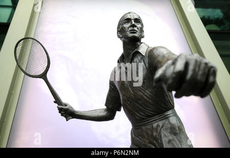 Une statue de Fred Perry en avant de la 2018 de Wimbledon à l'All England Lawn Tennis et croquet Club, Wimbledon.at le All England Lawn Tennis et croquet Club, Wimbledon. ASSOCIATION DE PRESSE Photo. Photo Date : Dimanche 1 juillet 2018. Voir l'histoire de Wimbledon TENNIS PA. Crédit photo doit se lire : Nigel Français/PA Wire. RESTRICTIONS : un usage éditorial uniquement. Pas d'utilisation commerciale sans l'accord préalable écrit de l'. PROFILS TÊTES L'utilisation de l'image fixe seulement - pas d'images en mouvement pour émuler la diffusion. Pas de superposition ou l'enlèvement de parrain/ad logos. Appelez le  +44 (0)1158 447447 pour de plus amples informations. Banque D'Images