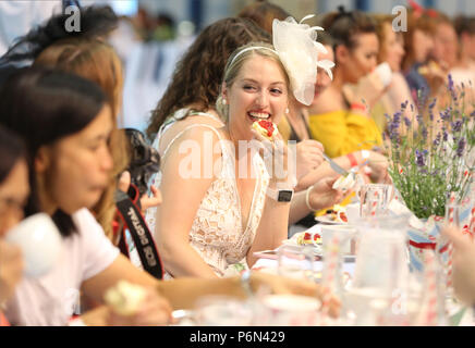 Plus de Cath Kidston Cream Tea Party à l'Alexandra Palace, Londres pour célébrer leur 25e anniversaire. Banque D'Images