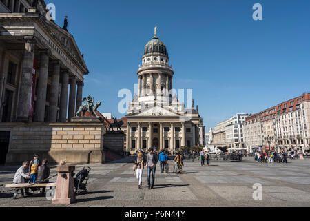 BERLIN, ALLEMAGNE, LE 7 AVRIL 2018 : l'Eglise de France et les touristes non identifiés au marché Gendarmen dans Berlin Mitte. Banque D'Images