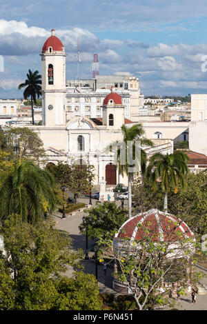 La Catedral de la PuriÌsima ConcepcioÌn MartÃ- dans Plaza JosÃ©, Cienfuegos, Cuba. Banque D'Images