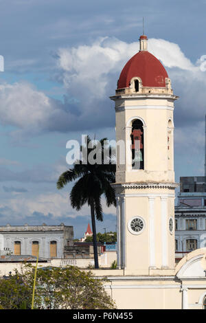 Le clocher de la Catedral de la PuriÌsima ConcepcioÌn MartÃ- dans Plaza JosÃ©, Cienfuegos, Cuba. Banque D'Images