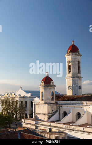 Les clochers de la Catedral de la PuriÌsima ConcepcioÌn MartÃ- dans Plaza JosÃ©, Cienfuegos, Cuba. Banque D'Images