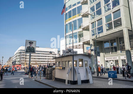 BERLIN, ALLEMAGNE, LE 7 AVRIL 2018 : le Checkpoint Charlie et Memorial Museum de Friedrichstraße, de nombreux touristes et visiteurs non identifiés. Banque D'Images