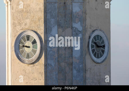 L'horloge dans le clocher de la Catedral de la PuriÌsima ConcepcioÌn MartÃ- dans Plaza JosÃ©, Cienfuegos, Cuba. Banque D'Images