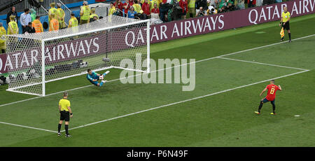 La Russie Igor Akinfeev gardien de l'Espagne enregistre Koke pénalités pendant les tirs au but pendant la Coupe du Monde FIFA 2018, série de seize match au stade Luzhniki de Moscou. Banque D'Images